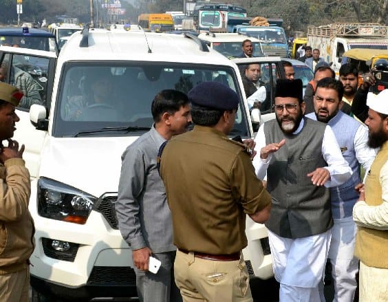 Maulana Taukir take into custody while going to Kasganj