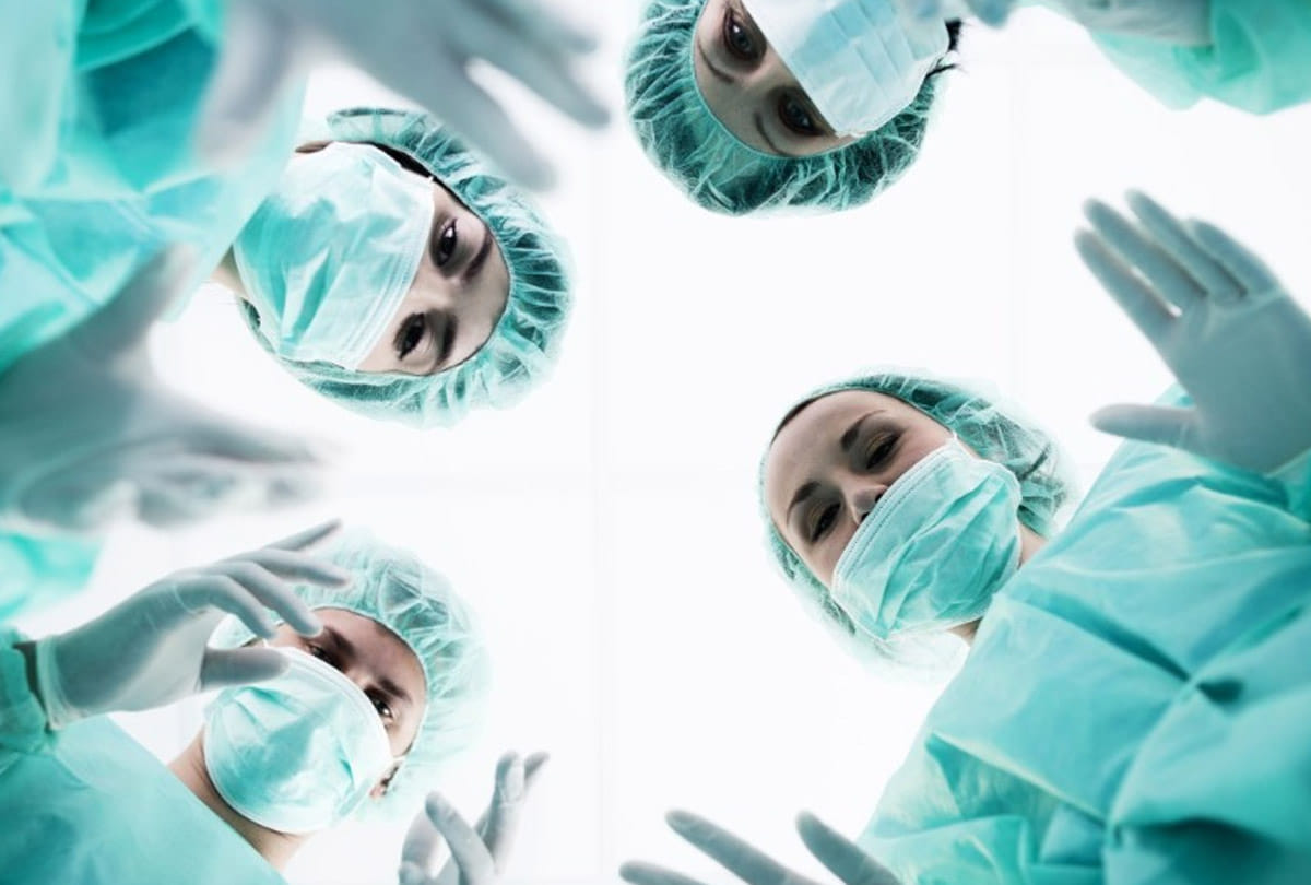 bandage left in stomach in operation of woman 