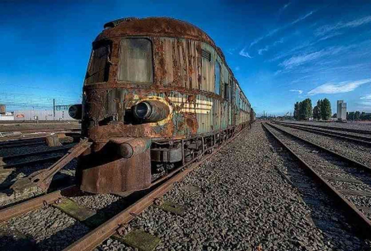 people thought this forgotten train in Belgium orient express is junkyard 