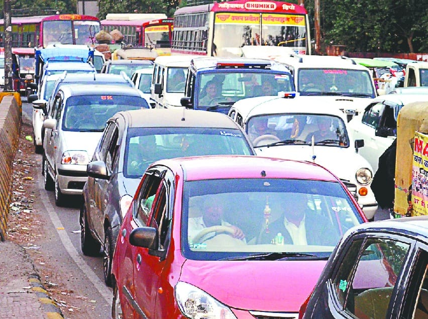 delhi road me do kimi jaam se jhooj rahe log