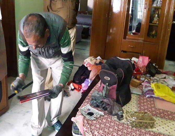 gold robbery in karnal house on gun point