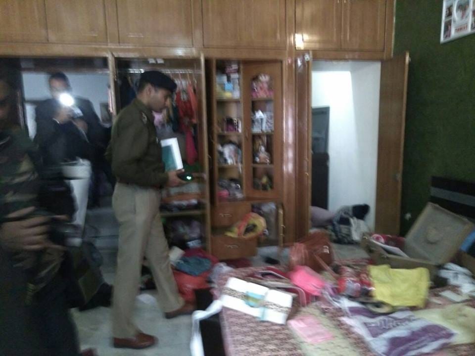 gold robbery in karnal house on gun point