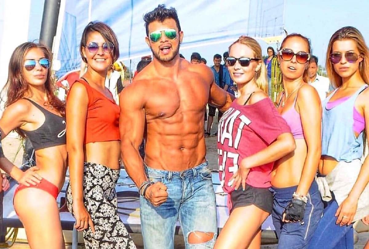 Bollywood Actor Sahil Khan Funny instagram Caption with Iphone 11
