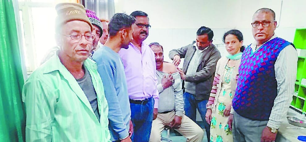 मिनी जू रेणुका के कर्मचारियों का हुआ वैक्सीनेशन