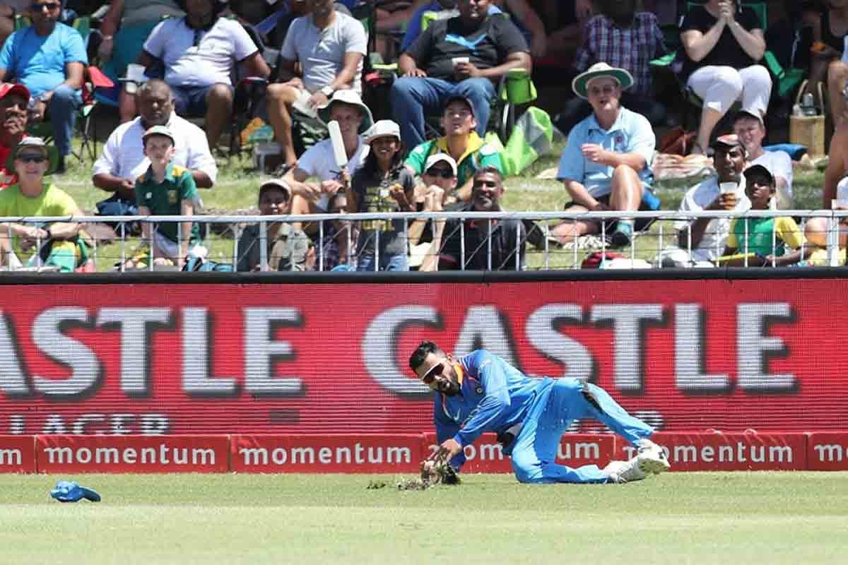 virat kohli injury on left knee in first odi against south africa