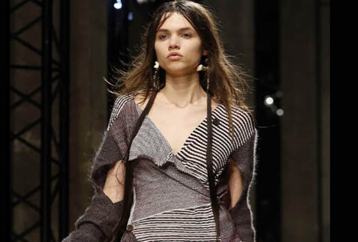 model suffered with wardrobe malfuntion vivienne westwood set her dress