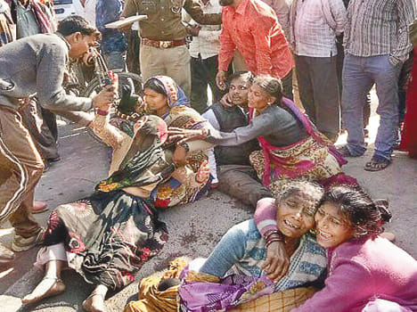 हादसे के बाद बदहवास हुई पलक की मां को संभालते लोग और विलाप करते परिजन।