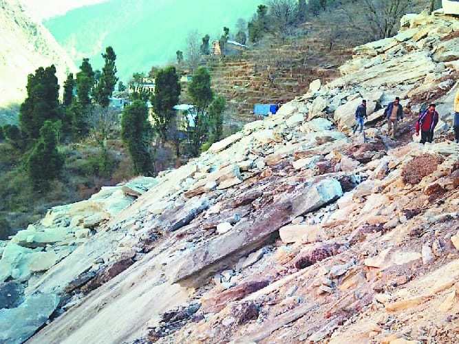 होली-न्याग्रां सड़क पर घडोह के पास दरकी पहाड़ी, मार्ग हुआ बंद