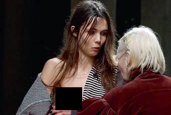 model suffered with wardrobe malfuntion vivienne westwood set her dress
