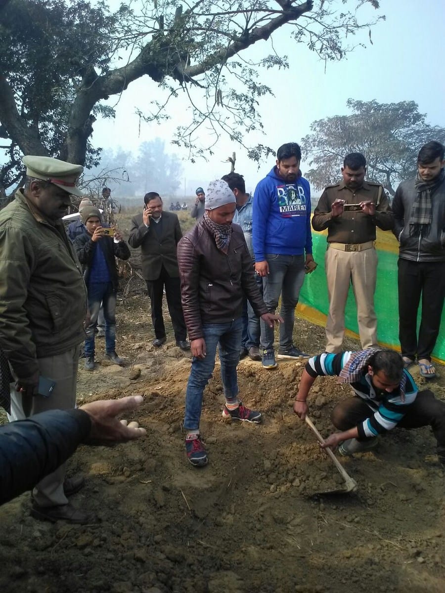 हत्या की आशंका, कब्र से निकाली गई लाश