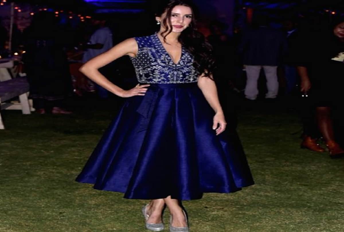 katrina kaif sister isabelle kaif look stunning in pink outfit