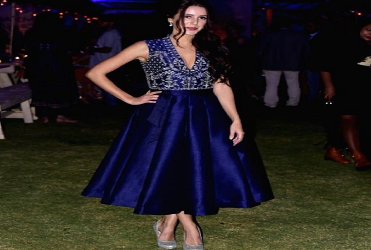 katrina kaif sister isabelle kaif look stunning in pink outfit