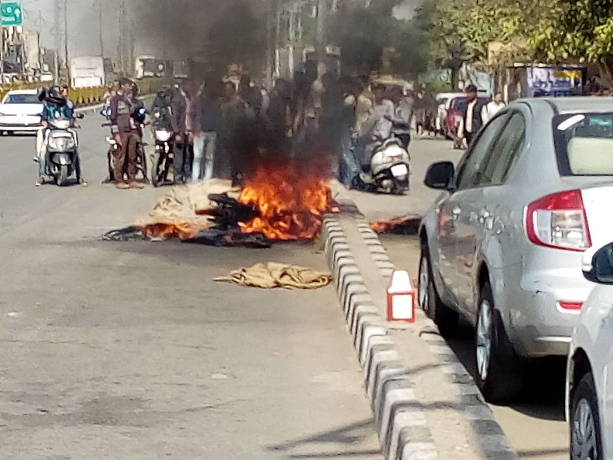 Rajasthan fire broke out in a running bike in jaipur at sikar road today