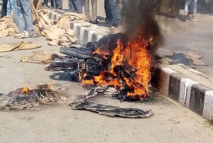 Rajasthan fire broke out in a running bike in jaipur at sikar road today
