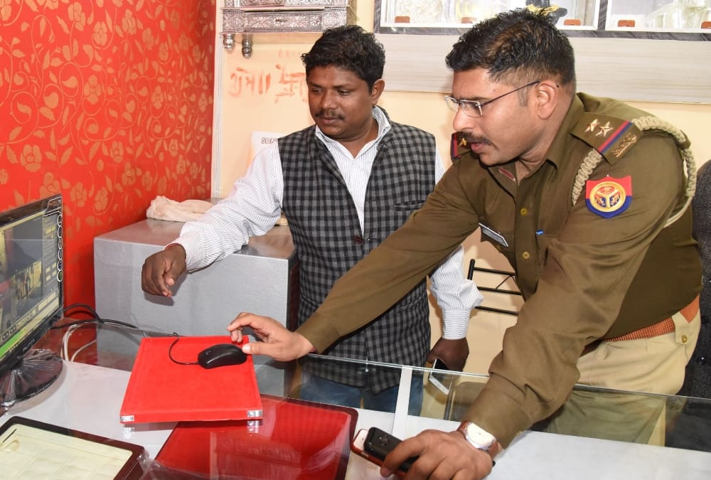 theft in jewellery shop in lucknow.