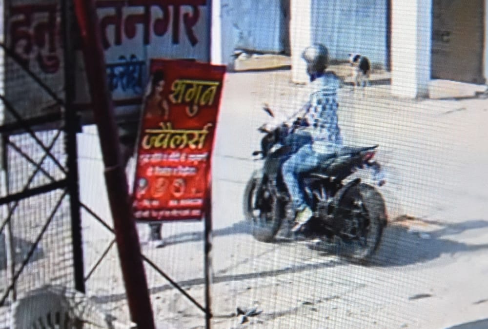theft in jewellery shop in lucknow.