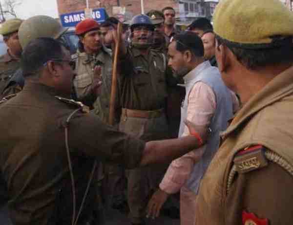 police lathi charge during tiranga yatra in mau