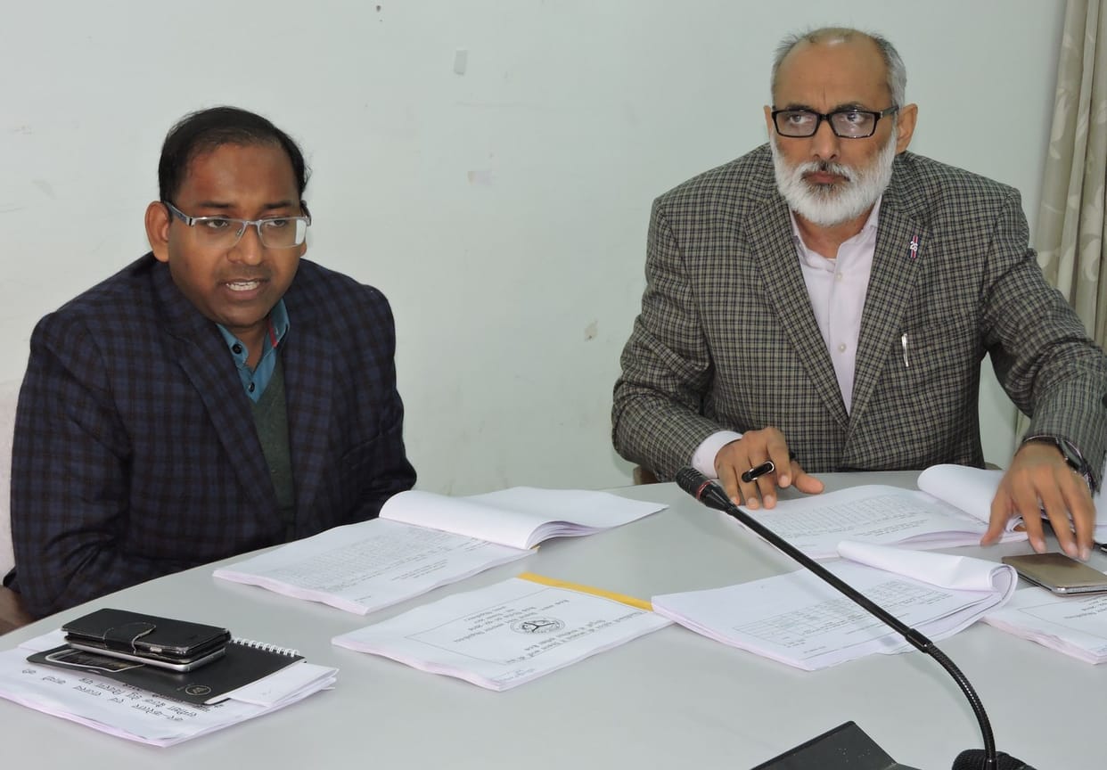 विकास कार्यों में लापरवाही पर बिफरे डीएम