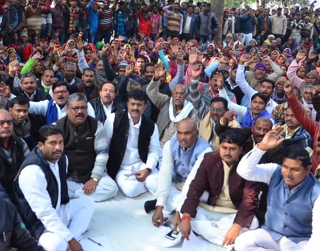 छुट्टा पशुओं से निजात के लिए दिया धरना