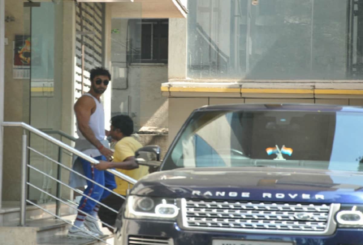 Ranbir Kapoor shirtless pictures goes viral on internet 