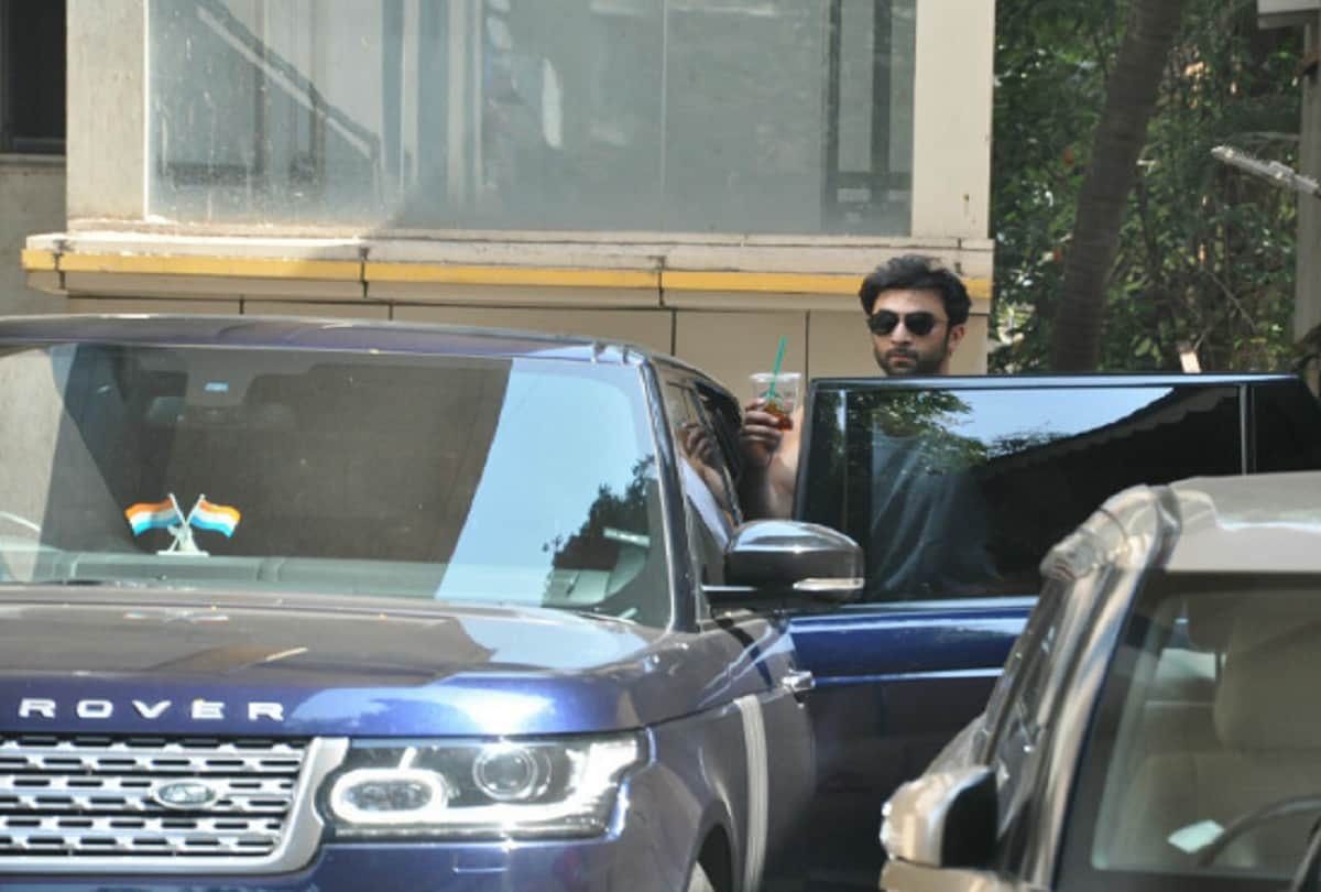 Ranbir Kapoor shirtless pictures goes viral on internet 