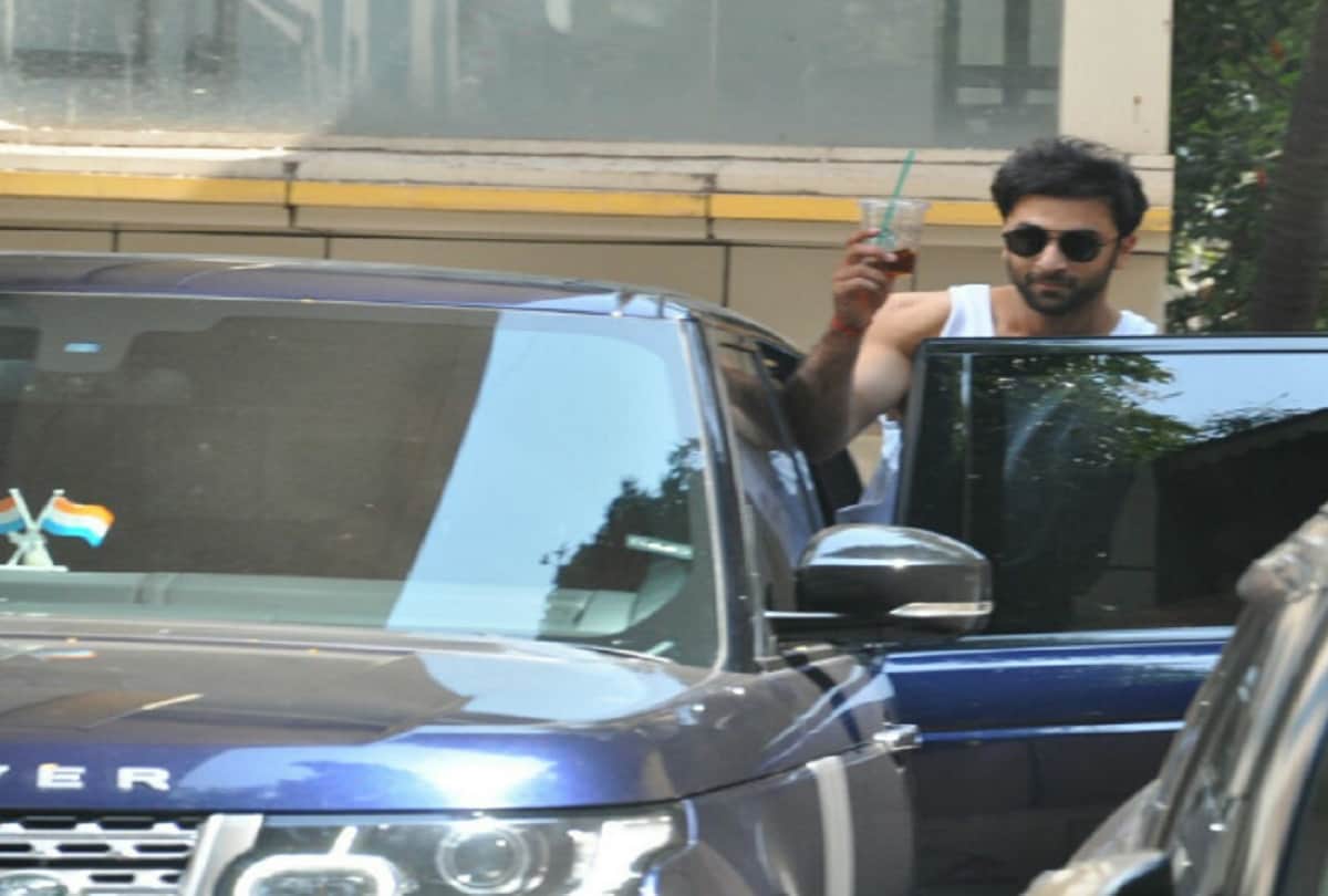 Ranbir Kapoor shirtless pictures goes viral on internet 