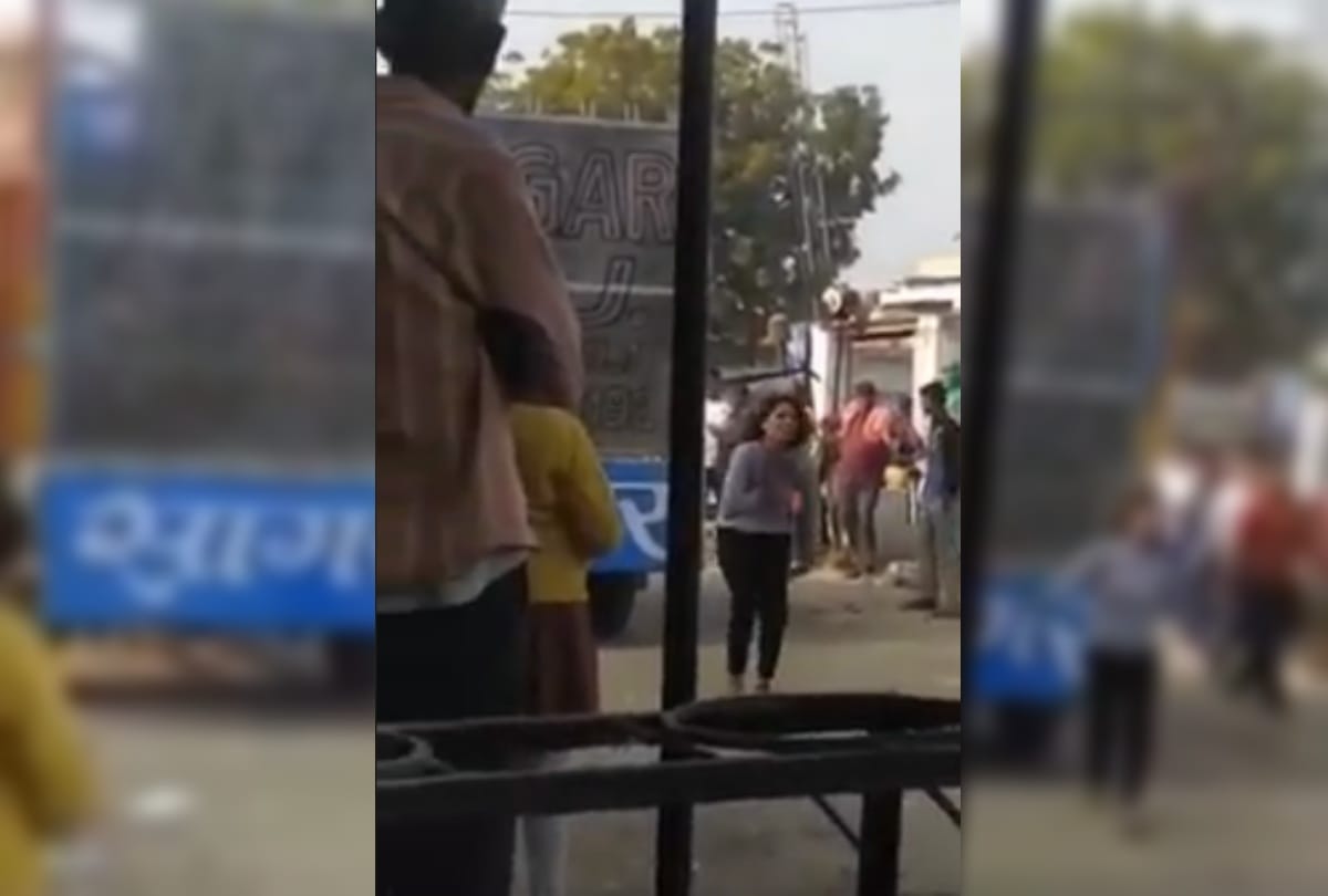 gurugram girl who had breakup with lover, dance on dj in front of his home on road