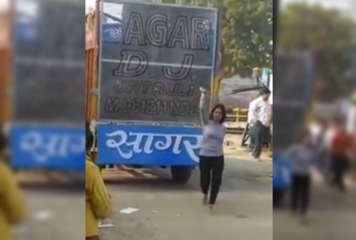 gurugram girl who had breakup with lover, dance on dj in front of his home on road