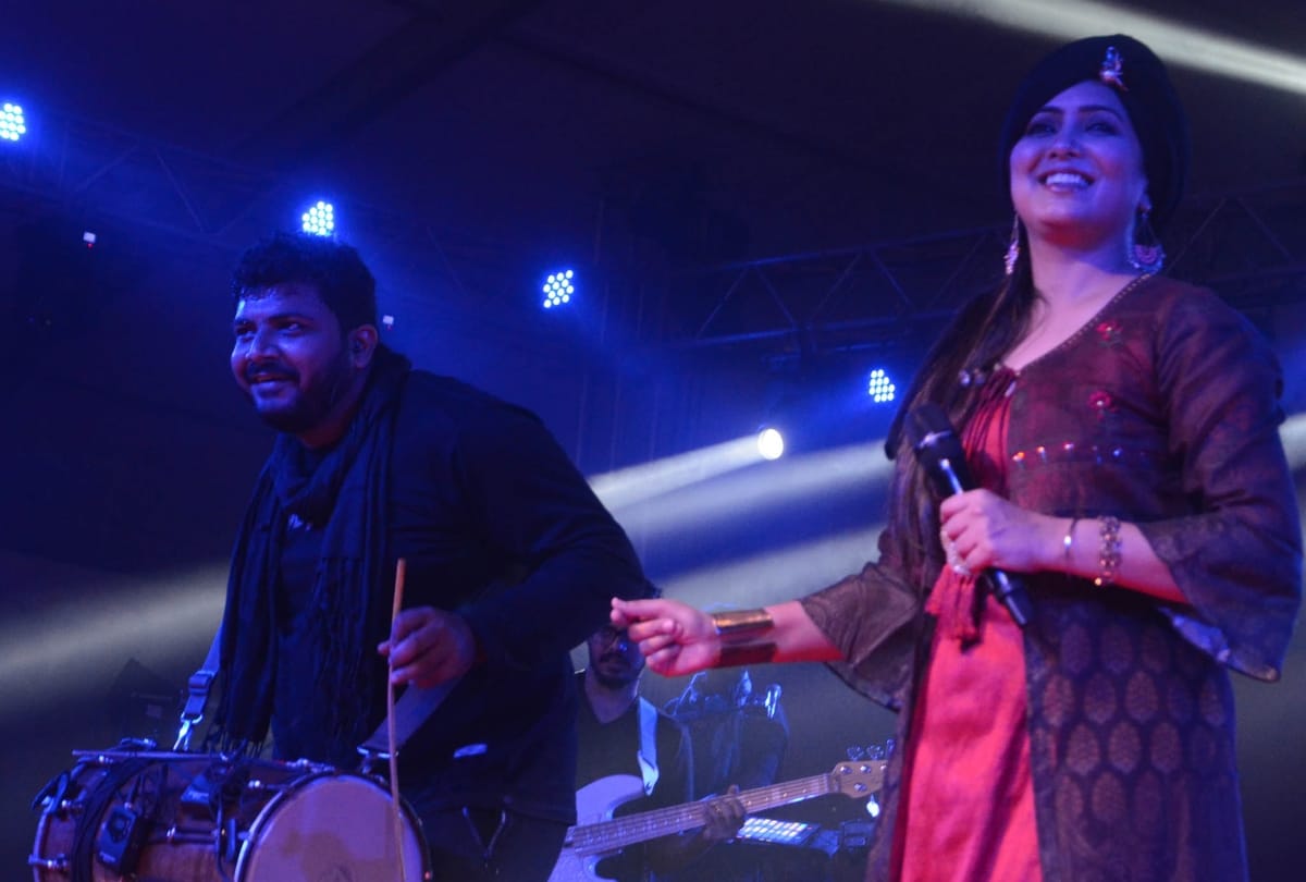 last day of lucknow mahotsav, singing performance by harshdeep