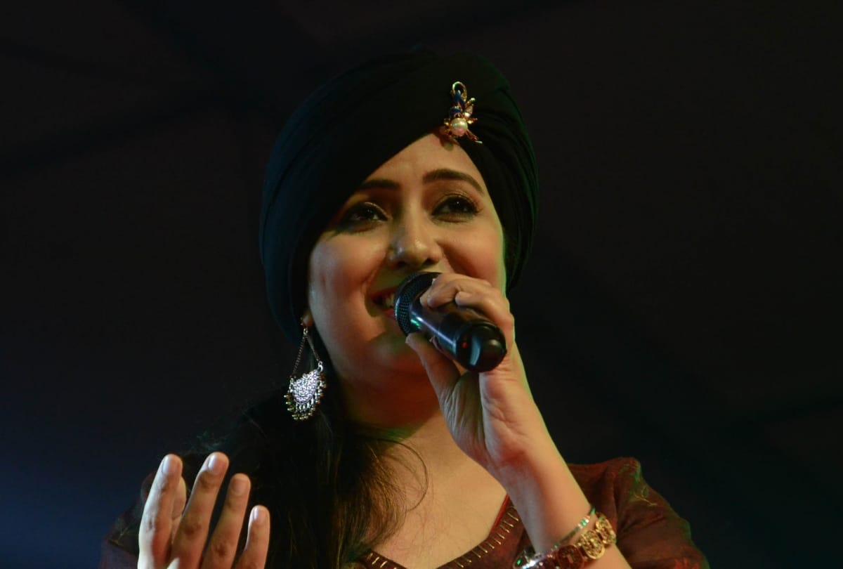 last day of lucknow mahotsav, singing performance by harshdeep