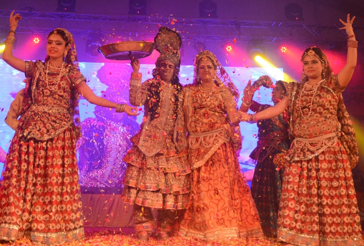 last day of lucknow mahotsav, singing performance by harshdeep