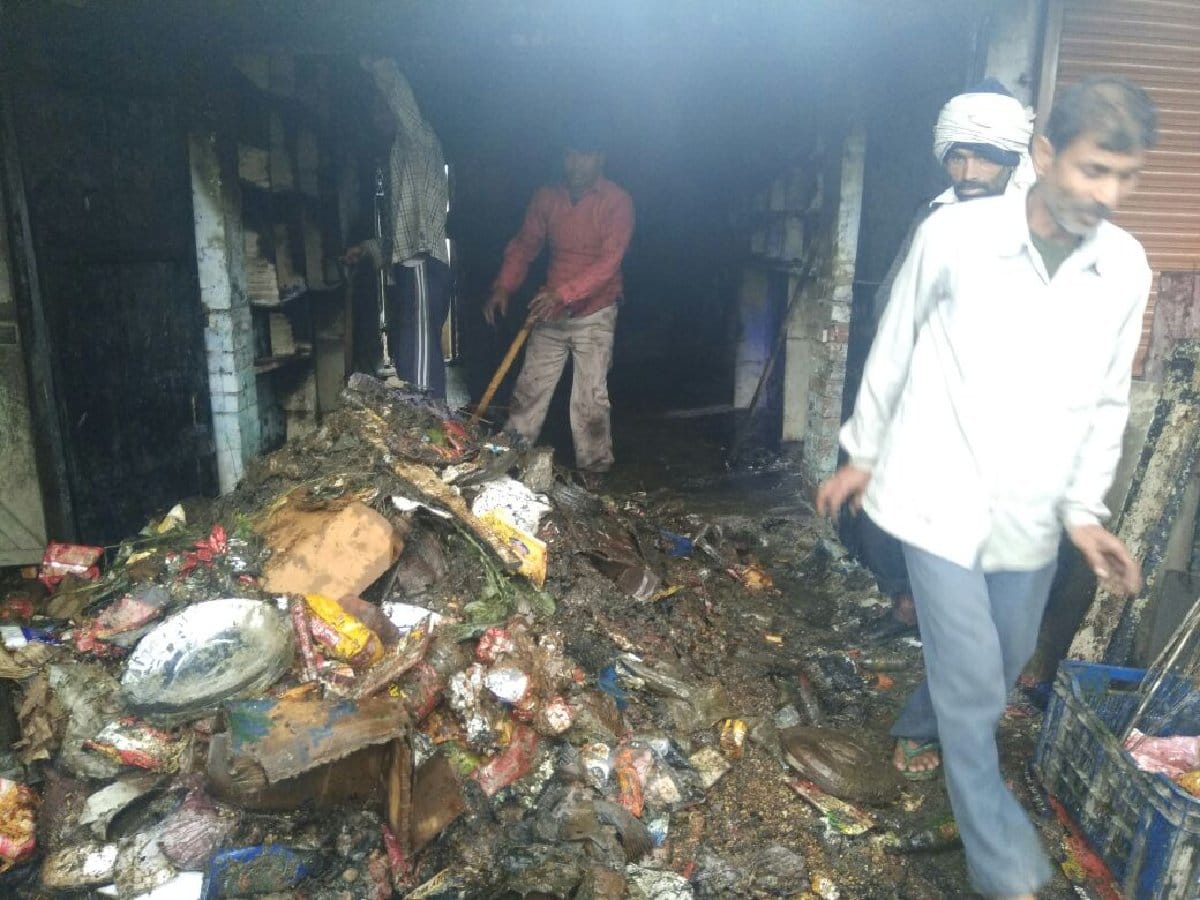 शार्ट सर्किट से दुकान में लगी आग, लाखों का सामान जला