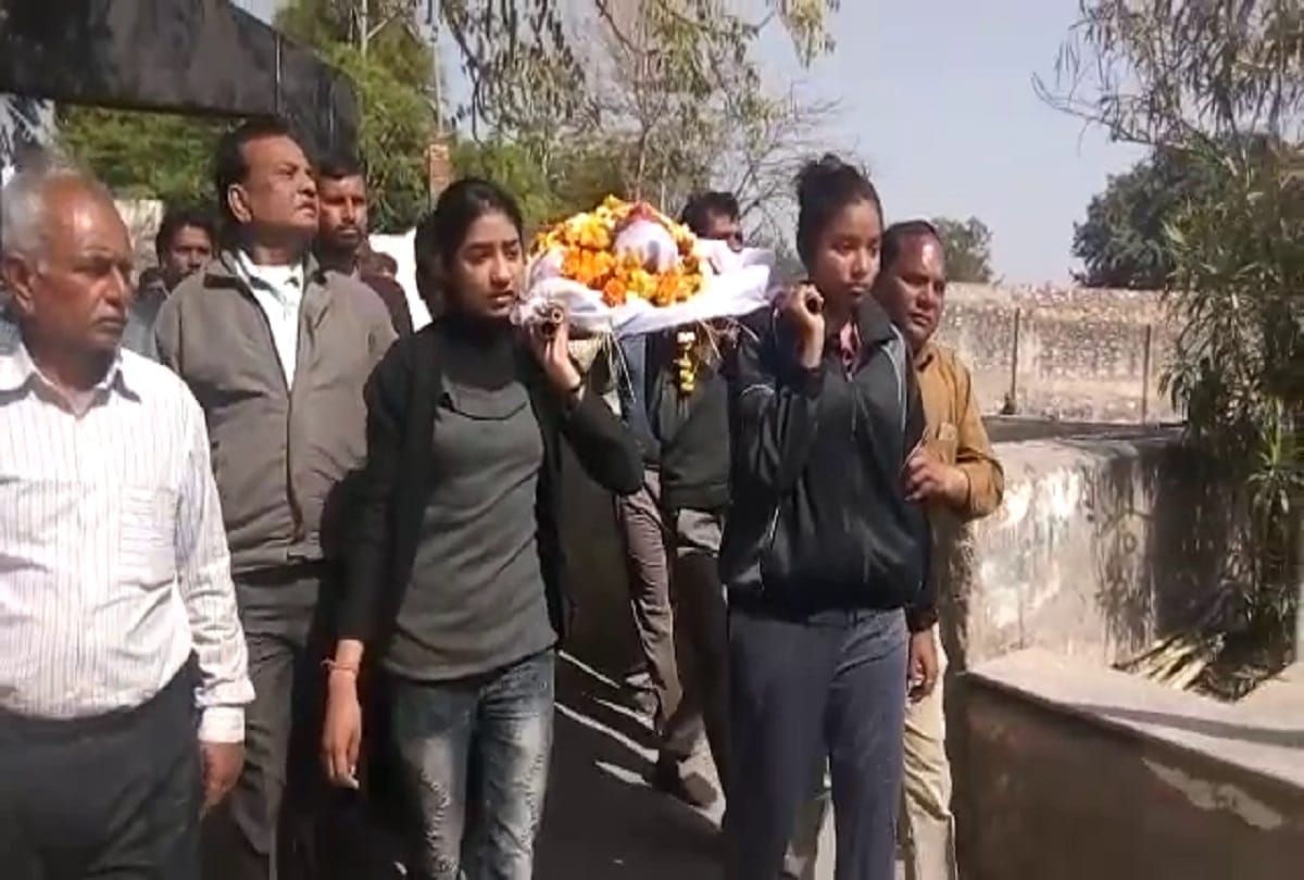 Daughters marked their presence in father funeral