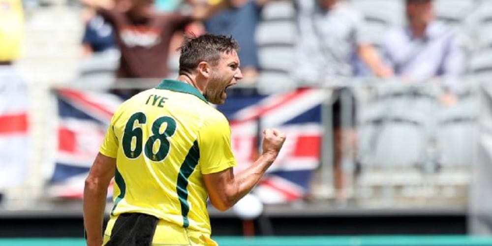 australia beat new zealand by 7 wickets in first t20 