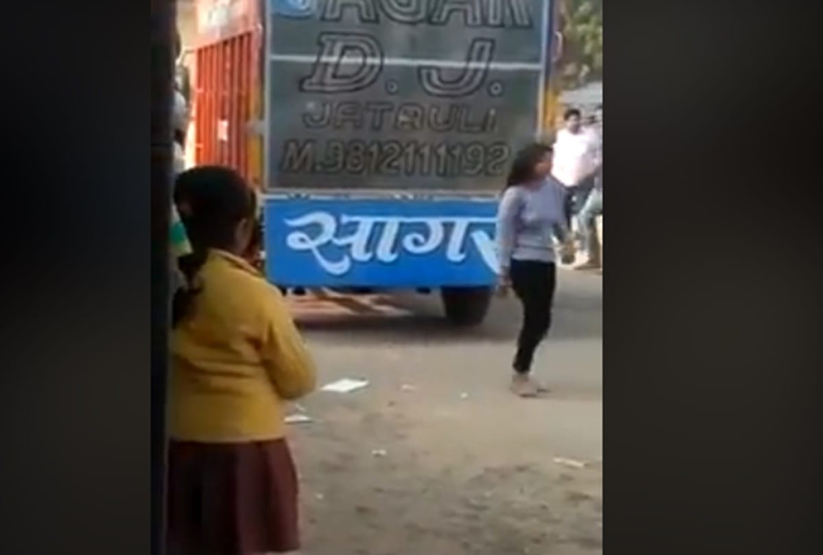 Video being viral of a girl who is dancing outside of the boyfriends house on Dj songs