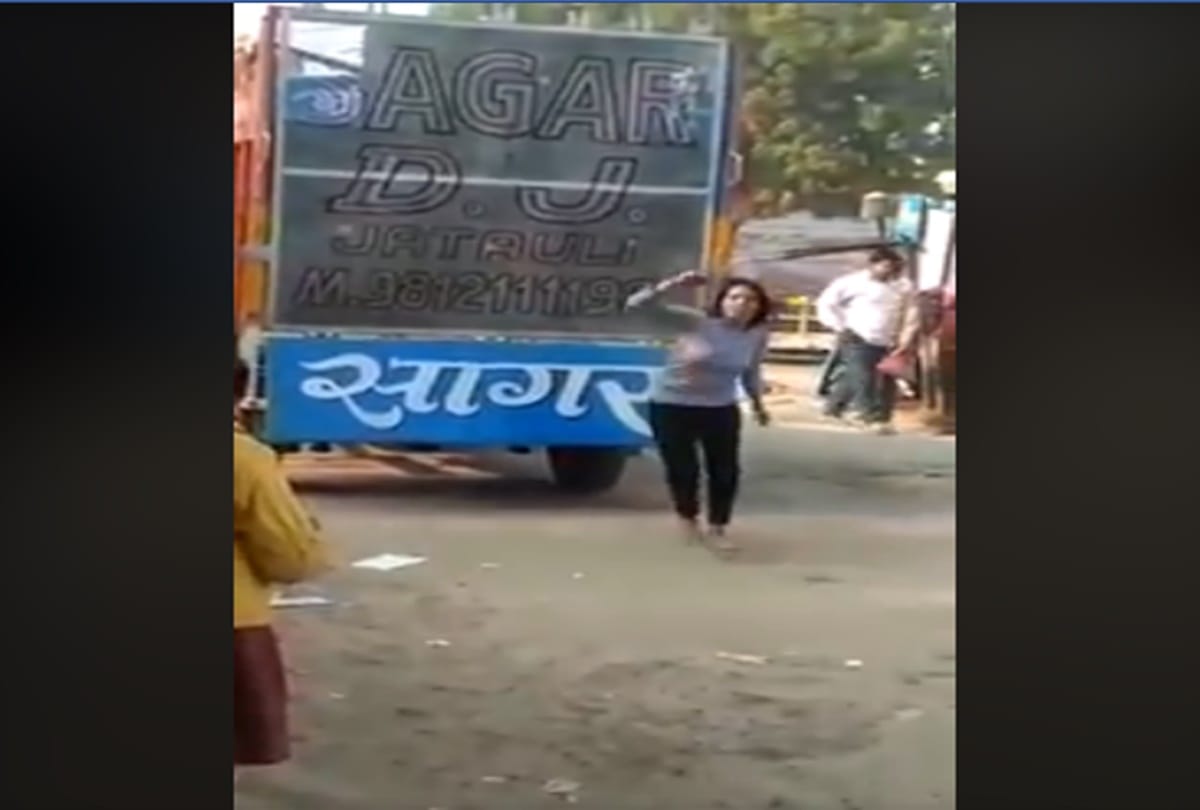 Video being viral of a girl who is dancing outside of the boyfriends house on Dj songs