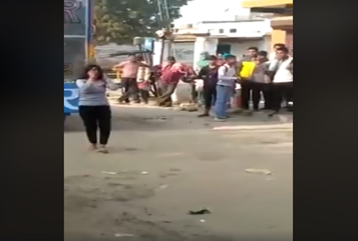 Video being viral of a girl who is dancing outside of the boyfriends house on Dj songs