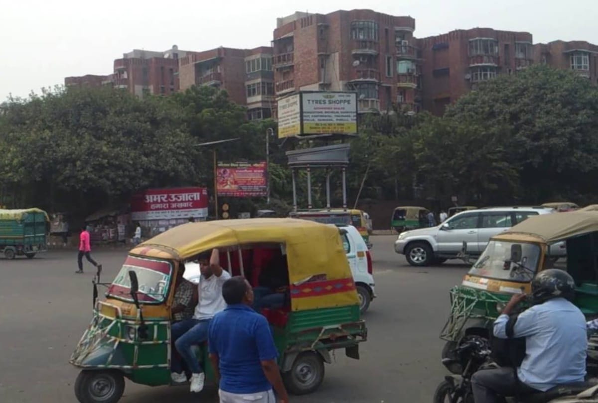 weird pictures of auto rikshaw rides in Noida and Delhi NCR 