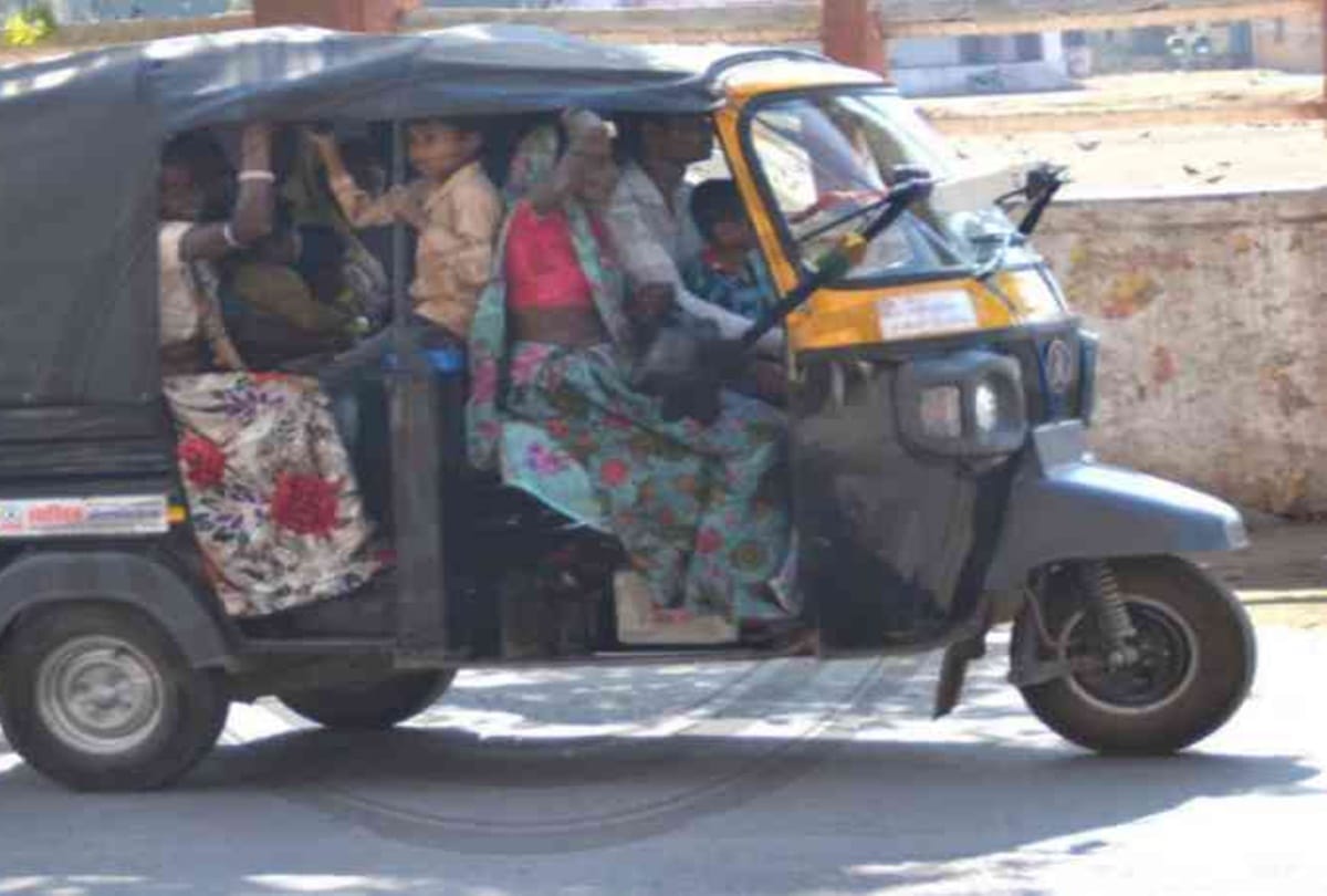 weird pictures of auto rikshaw rides in Noida and Delhi NCR 