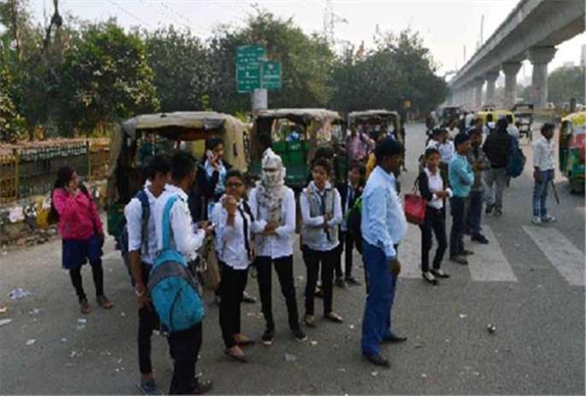 weird pictures of auto rikshaw rides in Noida and Delhi NCR 