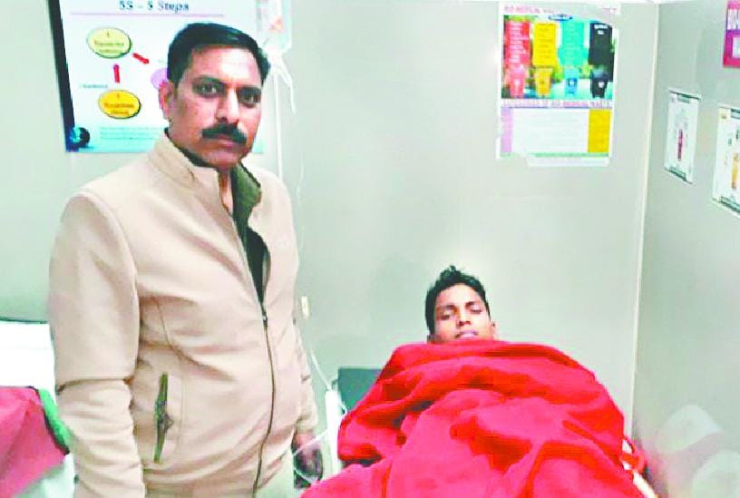 encounter between police and robbers in mathura 