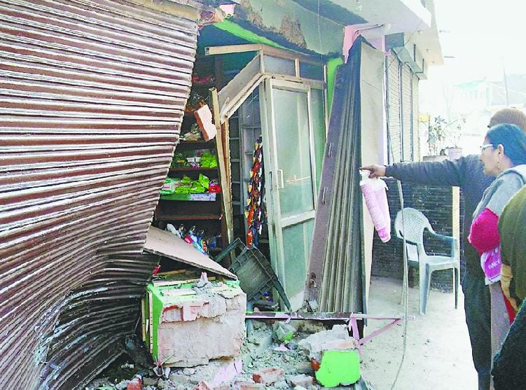 अनियंत्रित कार शटर तोड़ दुकान में घुसी