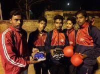 खिलाड़ियों की हौसला अफजाई के लिए दी बाक्सिंग किट