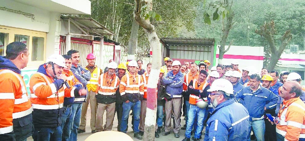 एसीसी कर्मचारियों की गेट मीटिंग में हंगामा