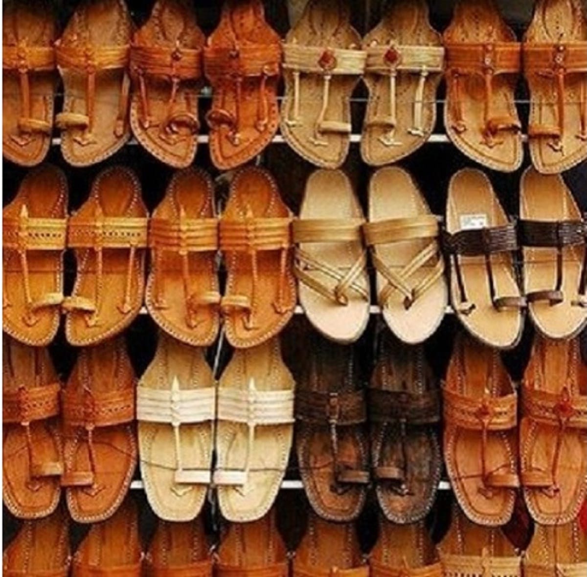 Vastu Tips for Shoes and Slippers Chappal Jute Ulte Kyu Nahi Rakhna Chahiye know reason in Hindi