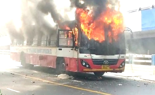 In Kolkata a bus run over 2 students, people pelt stones on police and 3 buses set on fire  