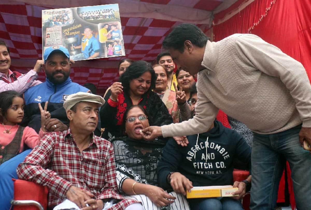 view pics of celebrations of victory at manjoy kalra's home