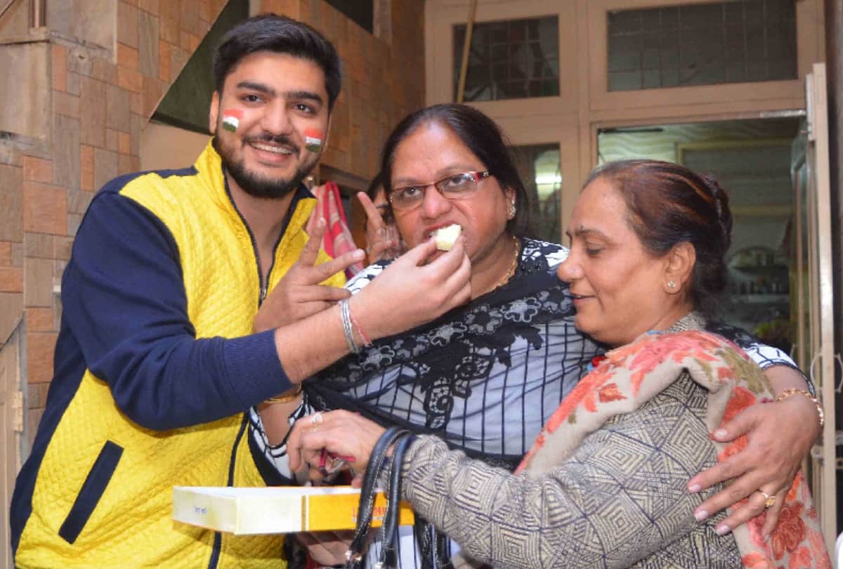 view pics of celebrations of victory at manjoy kalra's home