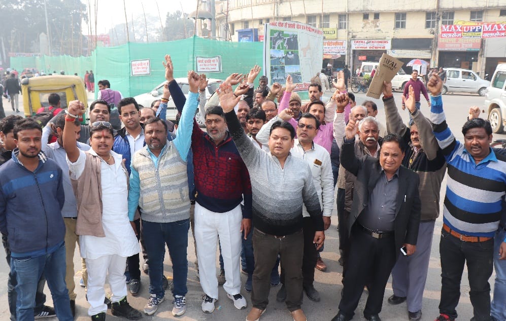 दुकान के आगे दीवार खड़ी करने का विरोध 