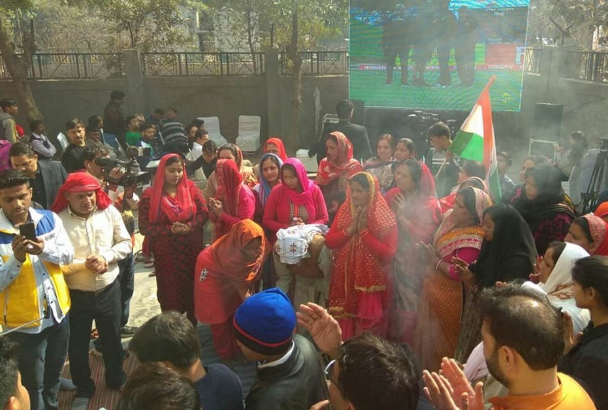 under 19 cricket world cup 2018, shivam mavi family and neighbors doing special havan for win